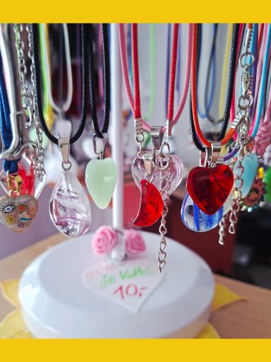 Accessoires, Ketten in verschiedenen Formern und Farben
